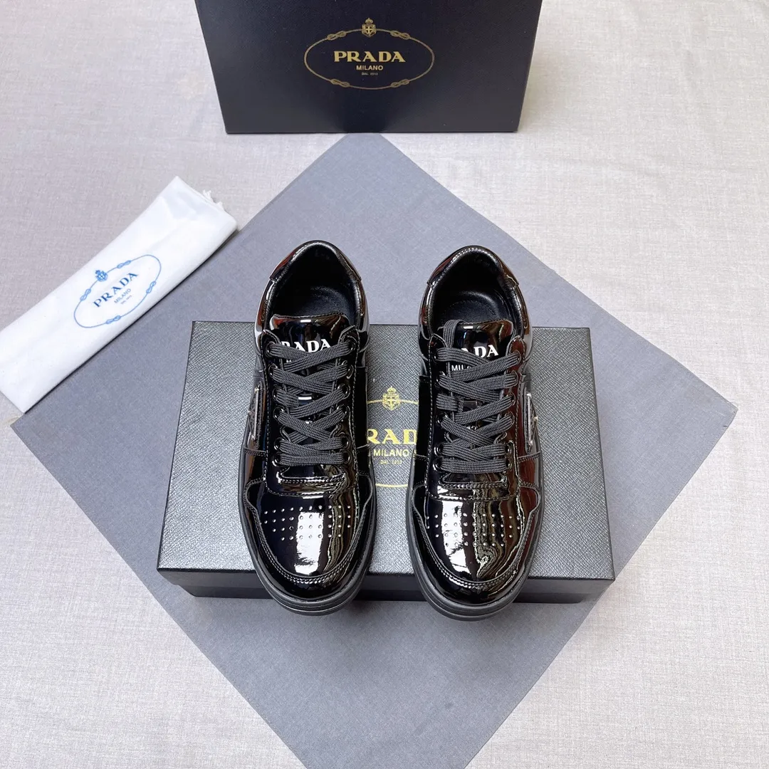 P380 Prada Prada's new men's leather sneakers, the highest version on the market, any comparison is welcome🆚! The original leather has excellent texture and is super high-end! Fetal sheep net lining imported from Italy, removable pad! Luxurious materials and fine workmanship, highly recommended! Code number 38-45 No. 058